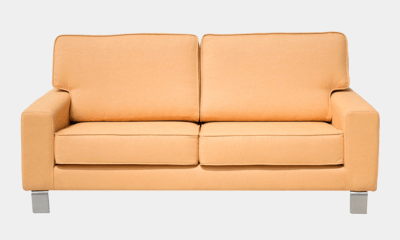 Sofá dos plazas, tapicería antimanchas color anaranjado, muy cómodo y patas metálicas