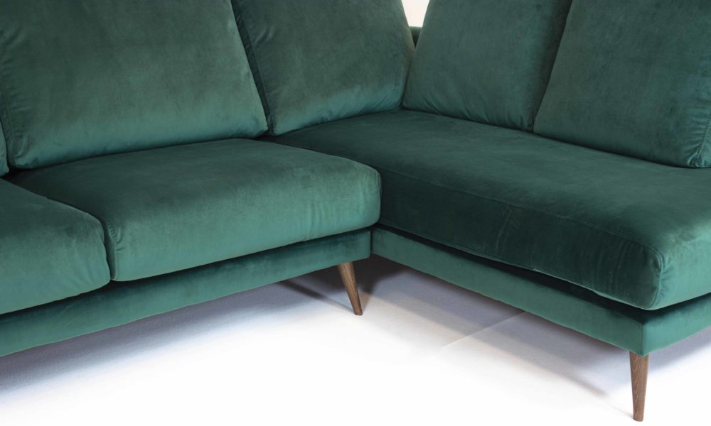 Detalle sofá en terciopelo verde tapicería antimanchas