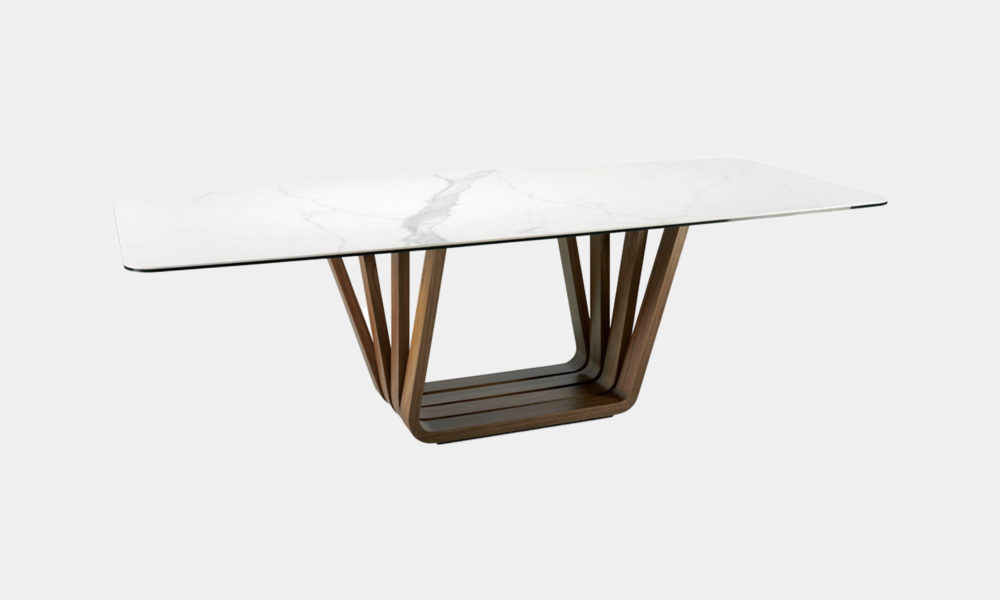 Mesa moderna con patas de madera