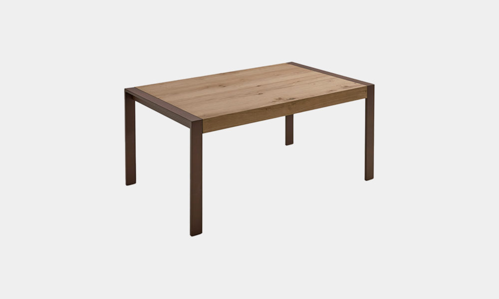 Mesa de comedor de madera con patas de metal
