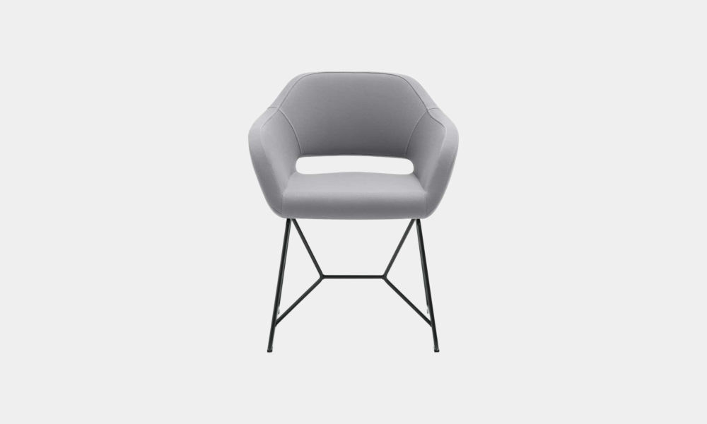 sillón gris con patas de hierro negro antimanchas