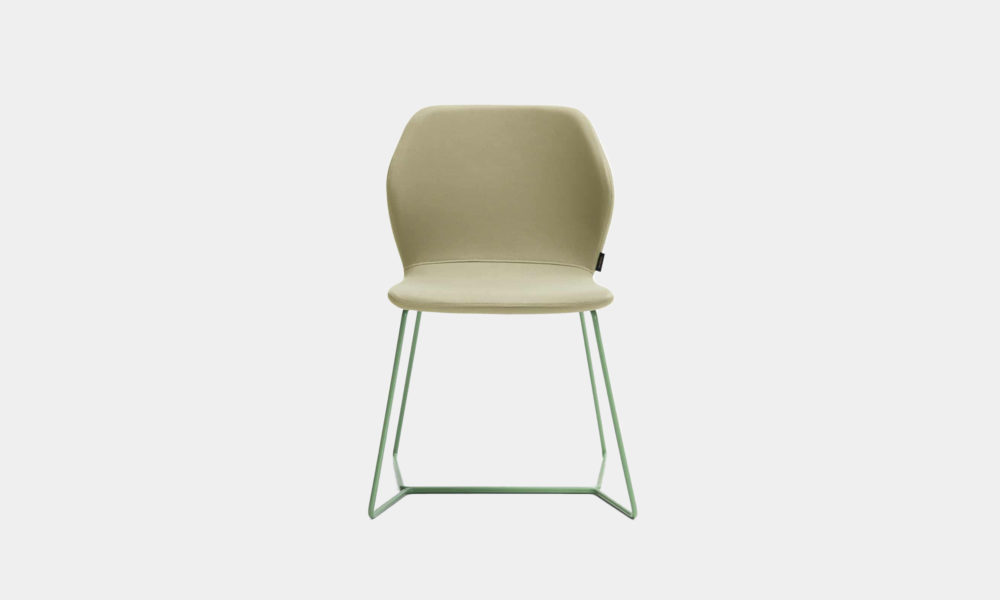 silla verde con tapizado artesanal y a medida